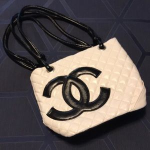Black and White quilted pattern purse!